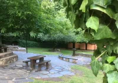 Mesa junto al castaño